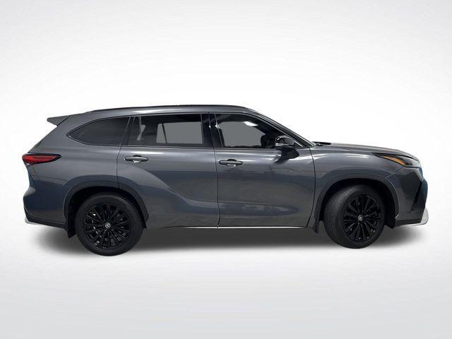 Photo of 2023 Magnetic Gray Metallic Toyota Highlander