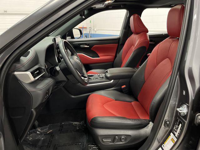 Photo of 2023 Magnetic Gray Metallic Toyota Highlander