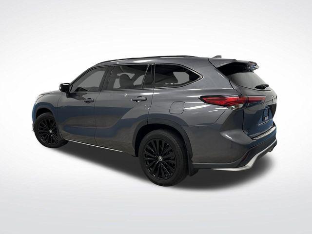 Photo of 2023 Magnetic Gray Metallic Toyota Highlander