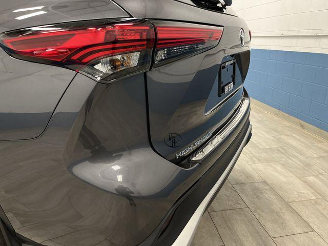 Photo of 2023 Magnetic Gray Metallic Toyota Highlander