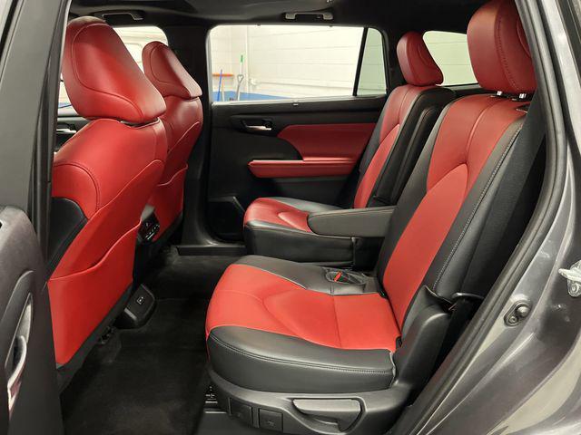 Photo of 2023 Magnetic Gray Metallic Toyota Highlander