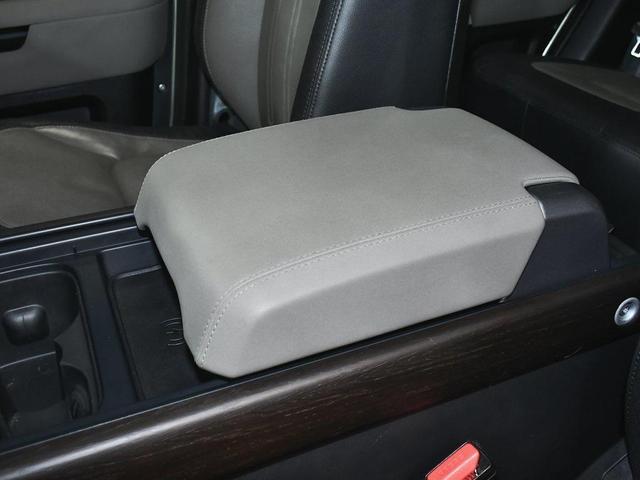 Photo of 2021 Pangea Green Metallic Land Rover Defender