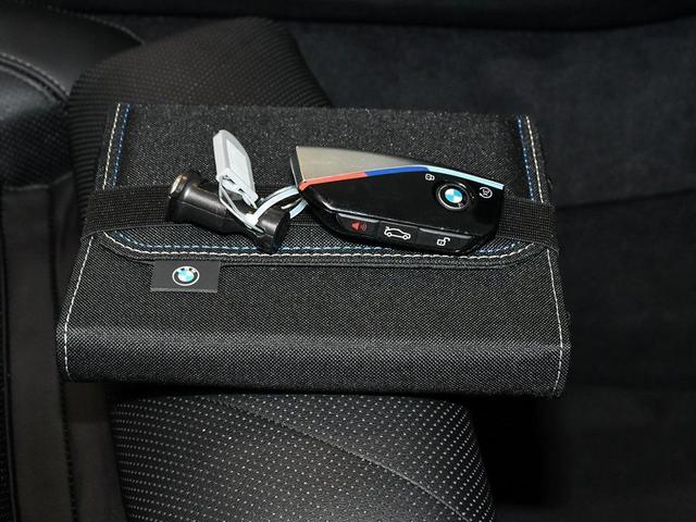 Photo of 2025 Carbon Black Metallic BMW X6