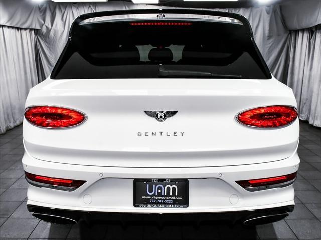 Photo of 2021 White Bentley Bentayga
