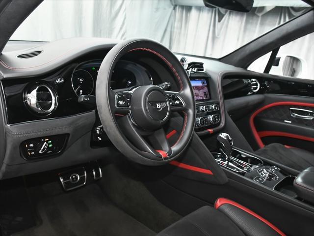 Photo of 2021 White Bentley Bentayga