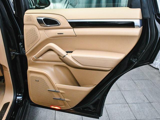 Photo of 2014 Jet Black Metallic Porsche Cayenne