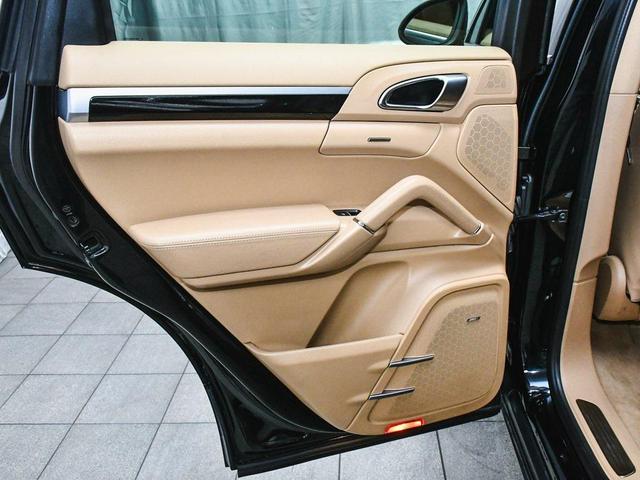 Photo of 2014 Jet Black Metallic Porsche Cayenne