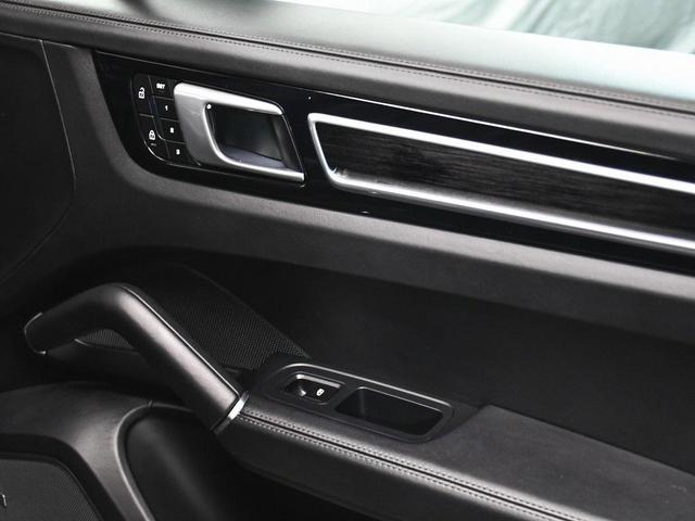 Photo of 2022 Black Porsche Cayenne