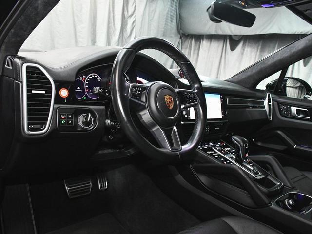 Photo of 2022 Black Porsche Cayenne