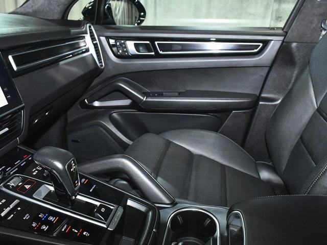 Photo of 2022 Black Porsche Cayenne