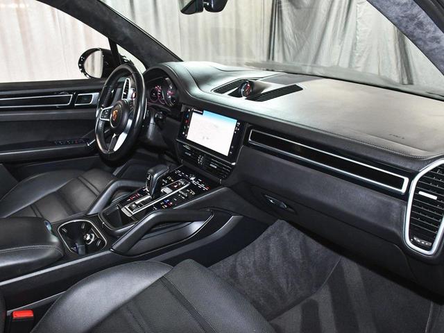 Photo of 2022 Black Porsche Cayenne