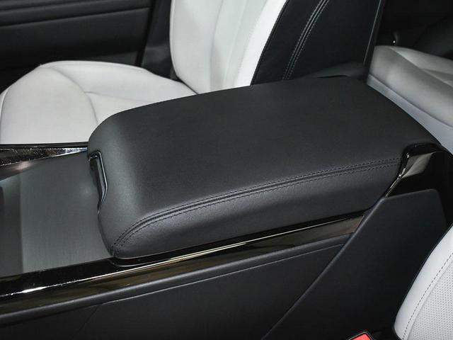 Photo of 2023 White Land Rover Range Rover Sport