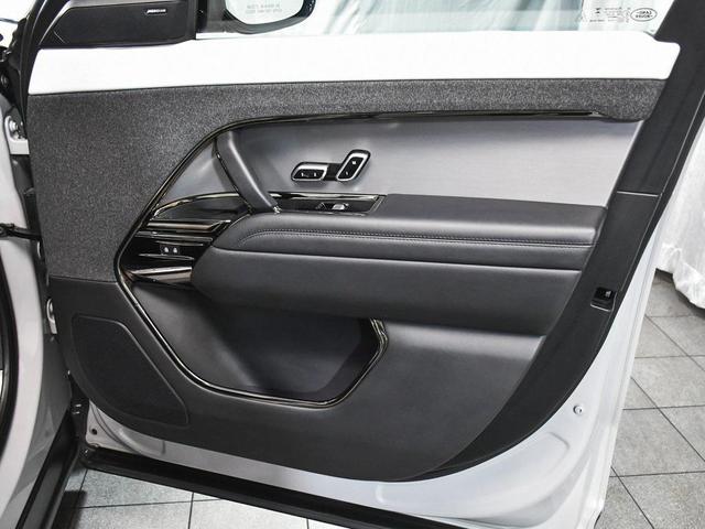 Photo of 2023 White Land Rover Range Rover Sport