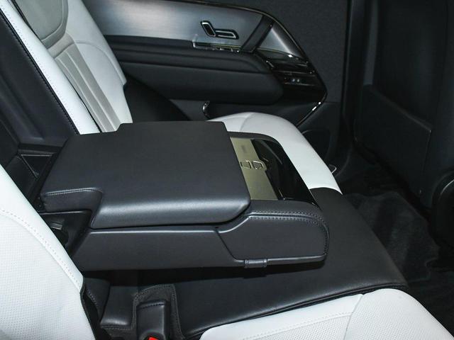 Photo of 2023 White Land Rover Range Rover Sport