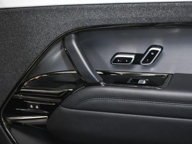 Photo of 2023 White Land Rover Range Rover Sport