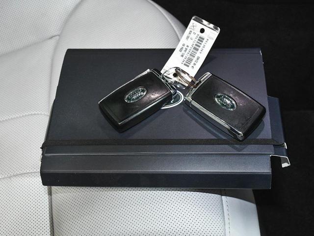 Photo of 2023 White Land Rover Range Rover Sport