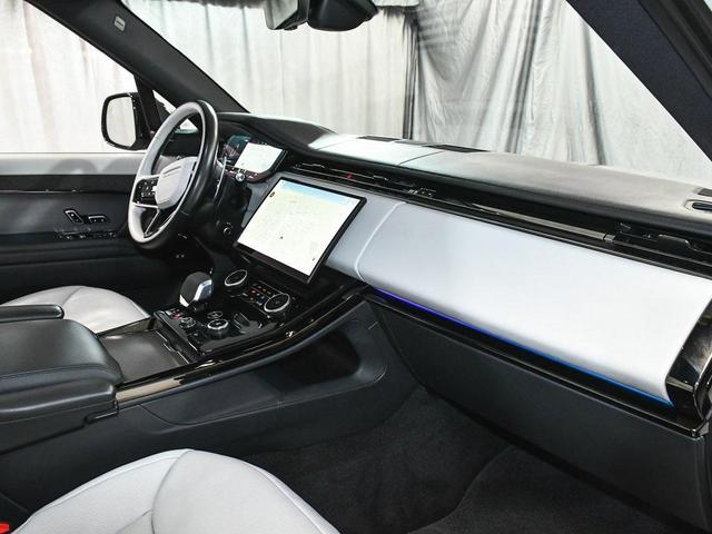 Photo of 2023 White Land Rover Range Rover Sport