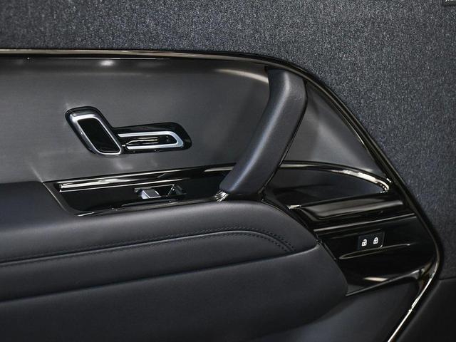Photo of 2023 White Land Rover Range Rover Sport