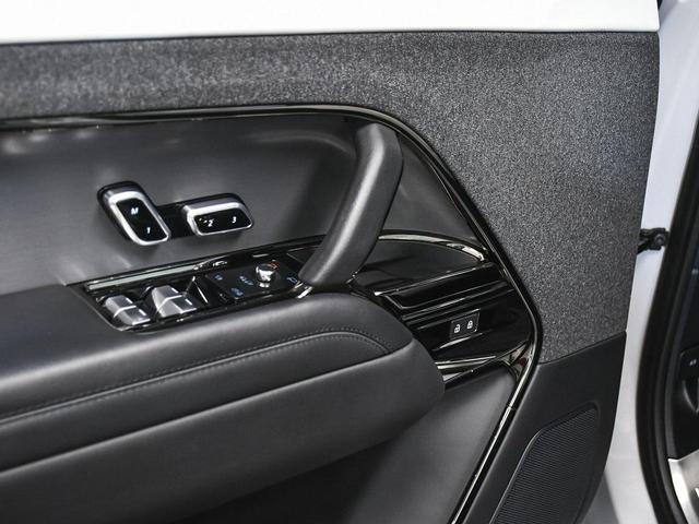 Photo of 2023 White Land Rover Range Rover Sport