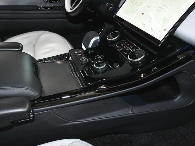Photo of 2023 White Land Rover Range Rover Sport