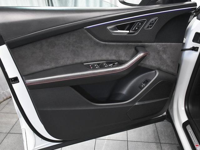 Photo of 2022 Glacier White Audi RS Q8