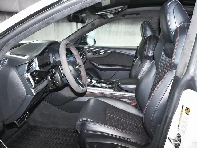 Photo of 2022 Glacier White Audi RS Q8