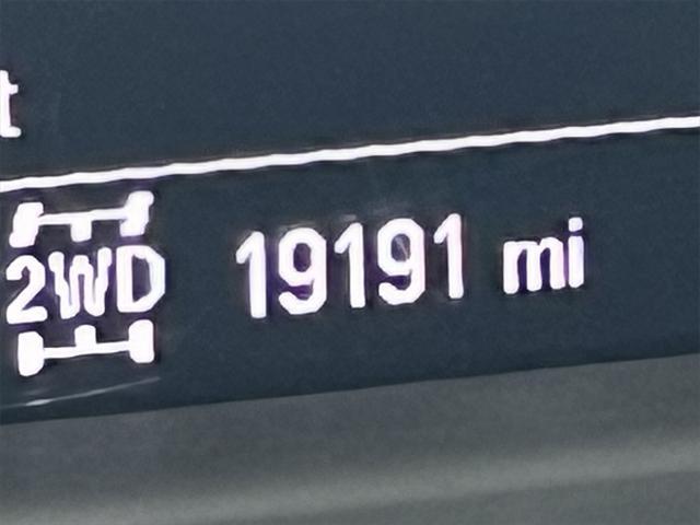 Photo of 2023 Summit White Chevrolet Silverado 2500
