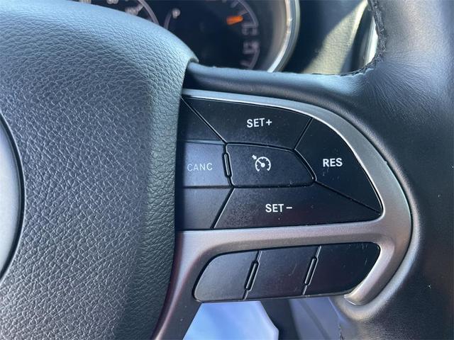 Photo of 2022 Diamond Black Crystal Pearlcoat Jeep Grand Cherokee