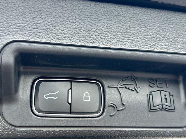Photo of 2023 Agate Black Metallic Ford Explorer