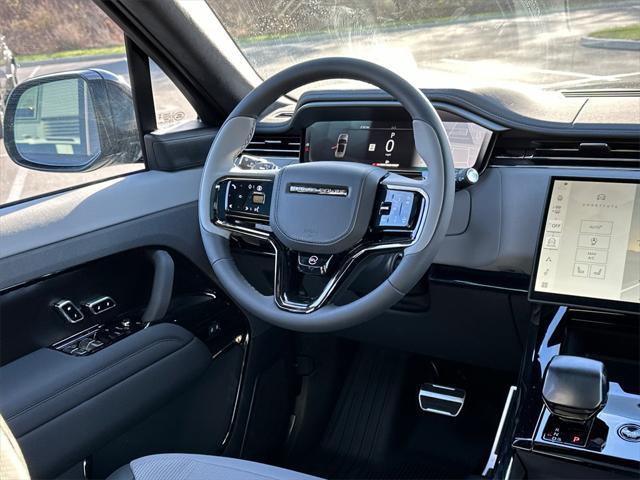 Photo of 2025 Ligurian Black Gloss Land Rover Range Rover Sport
