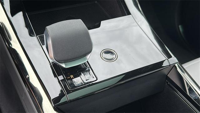Photo of 2025 White Land Rover Range Rover Sport
