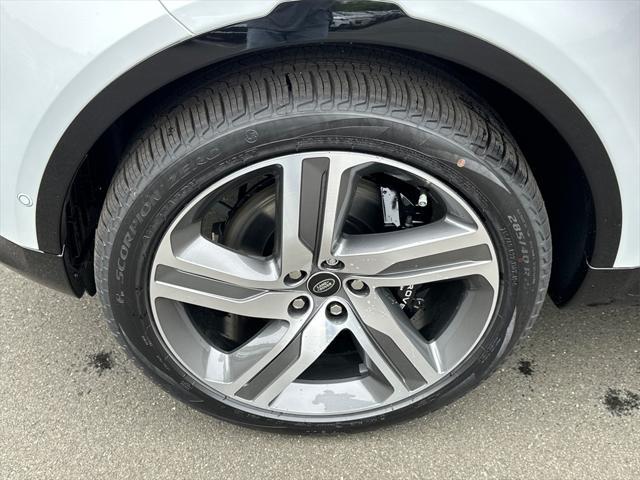 Photo of 2025 Fuji White Land Rover Discovery