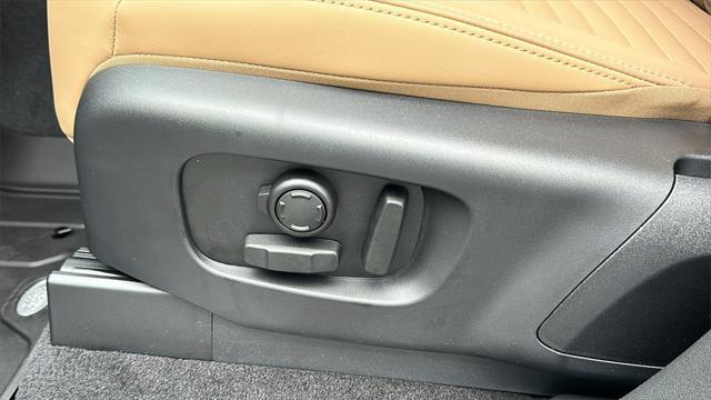Photo of 2025 Fuji White Land Rover Discovery