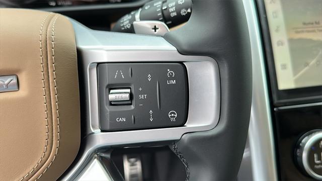 Photo of 2025 Fuji White Land Rover Discovery