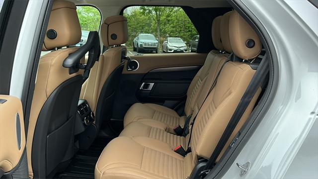 Photo of 2025 Fuji White Land Rover Discovery