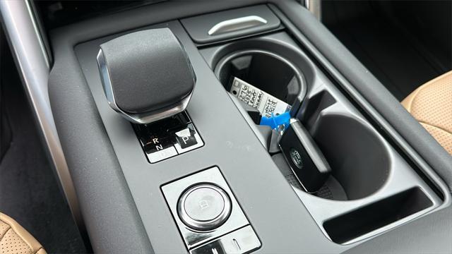 Photo of 2025 Fuji White Land Rover Discovery