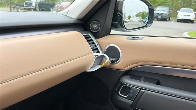 Photo of 2025 Fuji White Land Rover Discovery