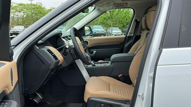 Photo of 2025 Fuji White Land Rover Discovery