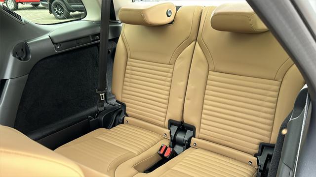 Photo of 2025 Fuji White Land Rover Discovery