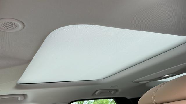 Photo of 2025 Fuji White Land Rover Discovery