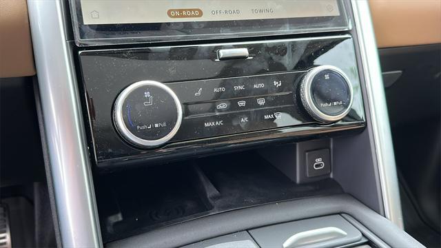 Photo of 2025 Fuji White Land Rover Discovery