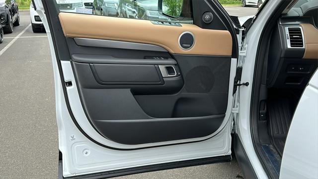 Photo of 2025 Fuji White Land Rover Discovery