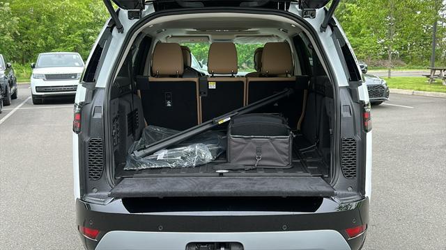 Photo of 2025 Fuji White Land Rover Discovery