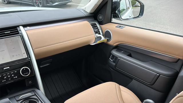 Photo of 2025 Fuji White Land Rover Discovery