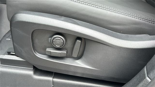 Photo of 2025 Fuji White Land Rover Defender