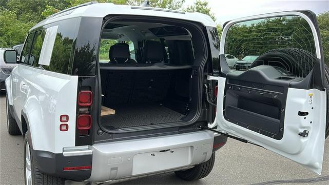 Photo of 2025 Fuji White Land Rover Defender