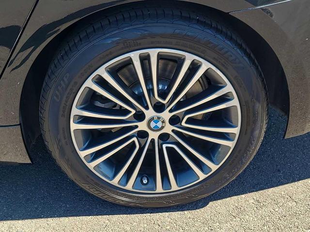 Photo of 2019 Black Sapphire Metallic BMW 530