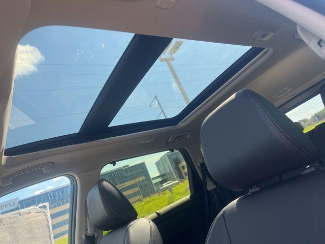 Photo of 2025 Everest White Pearl/Super Black Nissan Rogue