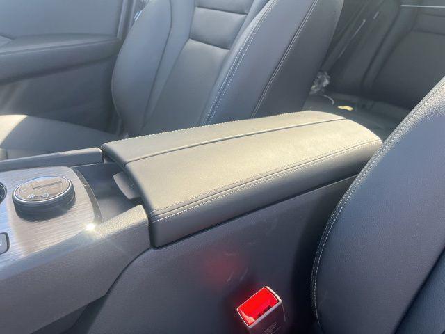 Photo of 2025 Everest White Pearl/Super Black Nissan Rogue