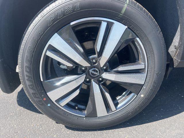 Photo of 2025 Everest White Pearl/Super Black Nissan Rogue